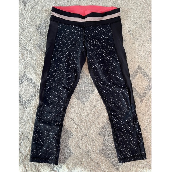 Good condition lululemon size 6 cropped leggings - Picture 1 of 3